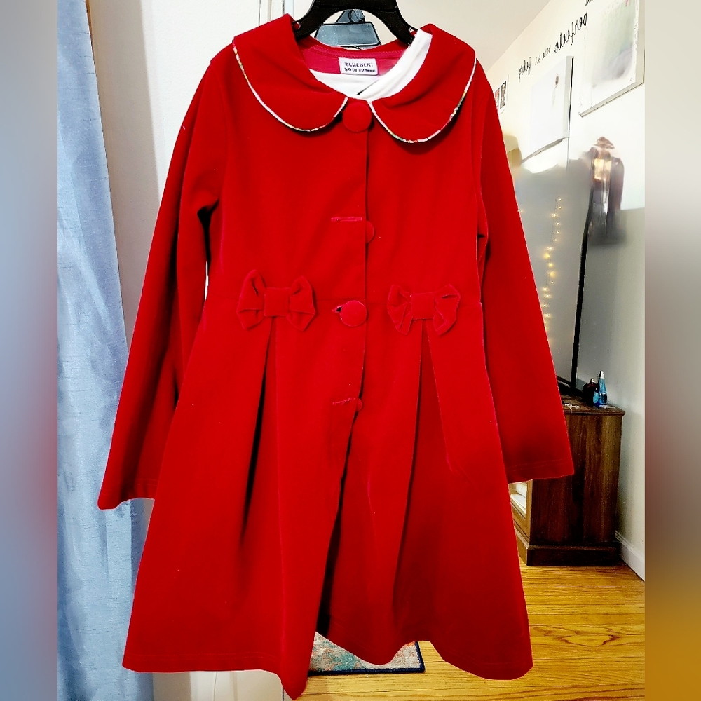 Never worned  red velved coat for girls size 7/8
